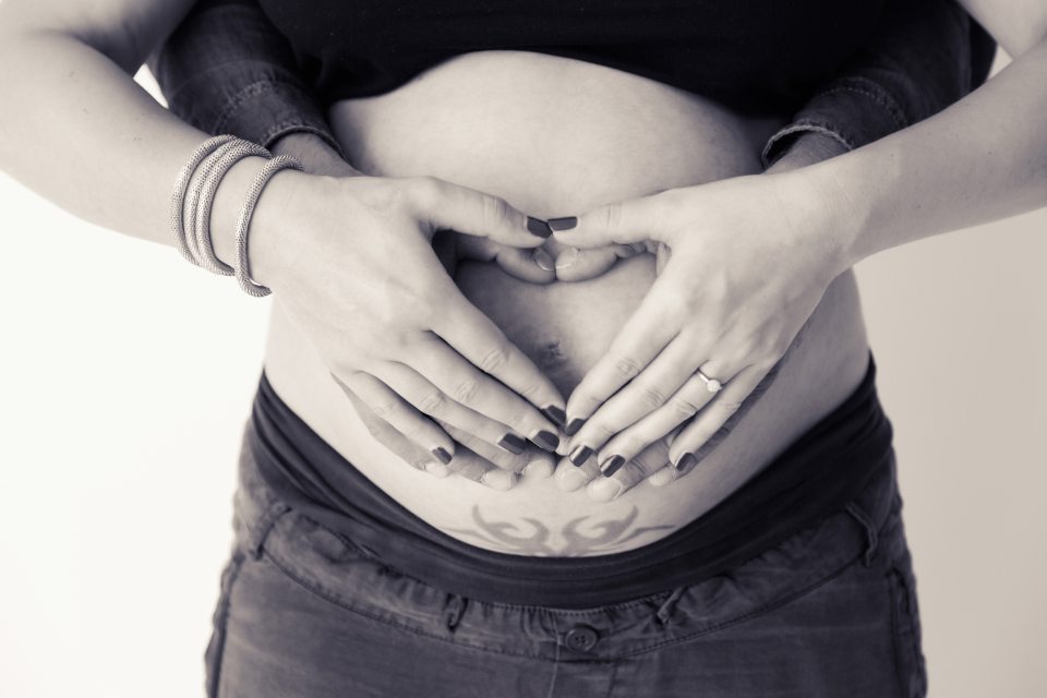 photographe-grossesse-seance-femme-enceinte-studio-tours-entre-nous-photographie-charlotte-003