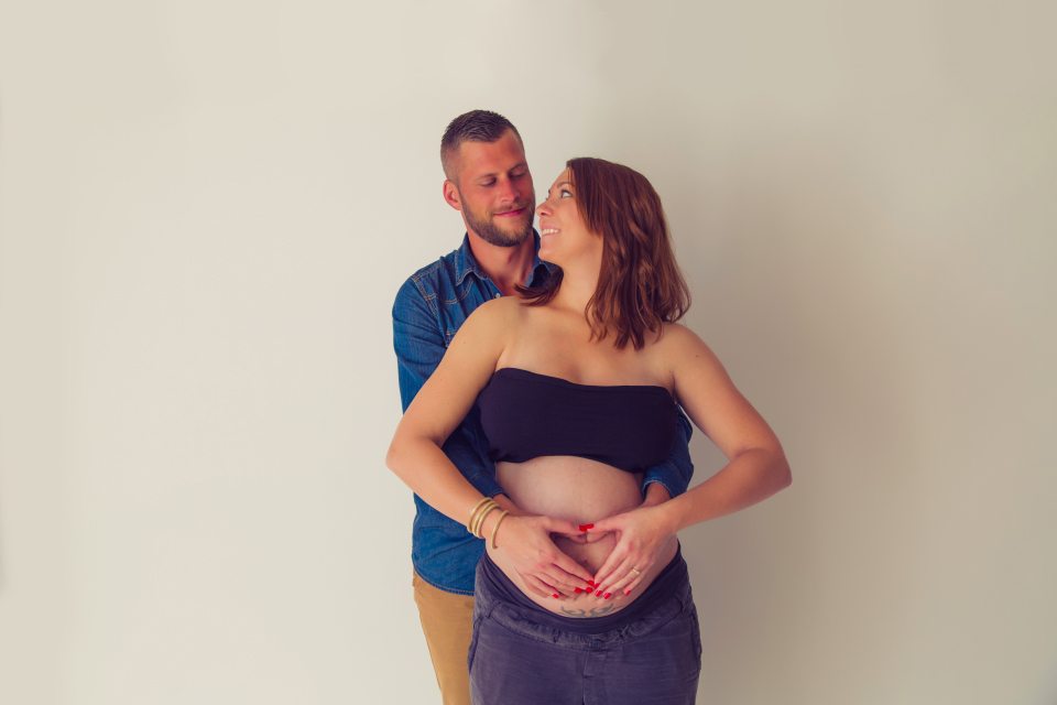 photographe-grossesse-seance-femme-enceinte-studio-tours-entre-nous-photographie-charlotte-004