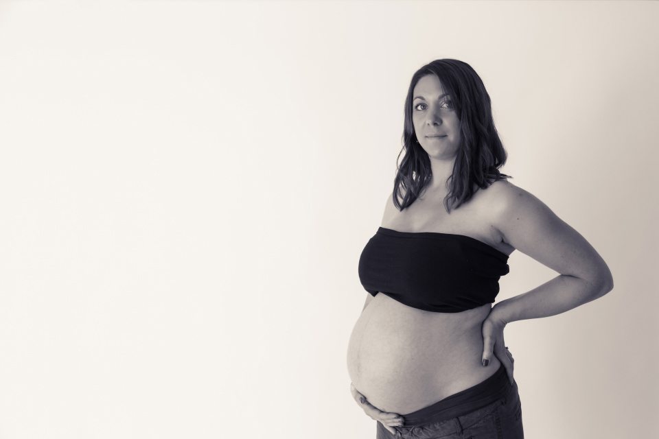 photographe-grossesse-seance-femme-enceinte-studio-tours-entre-nous-photographie-charlotte-006