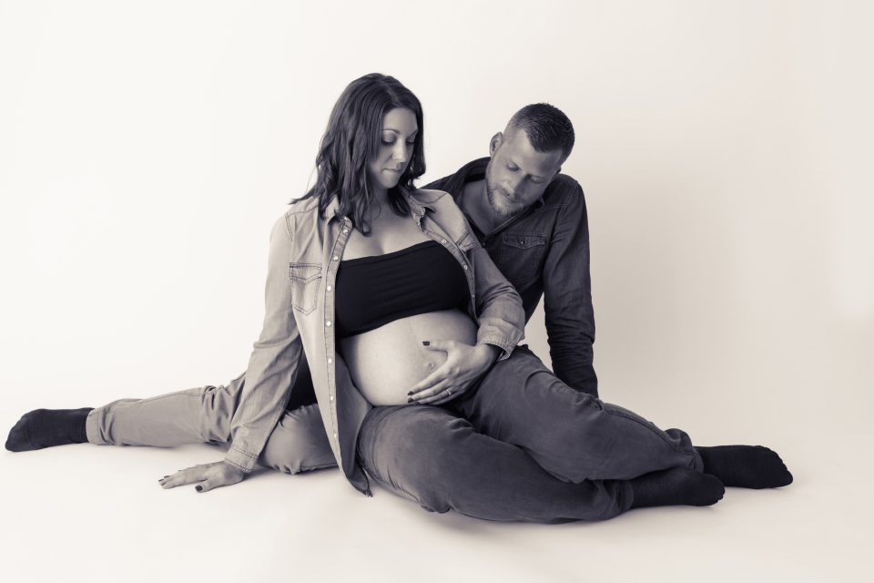 photographe-grossesse-seance-femme-enceinte-studio-tours-entre-nous-photographie-charlotte-011