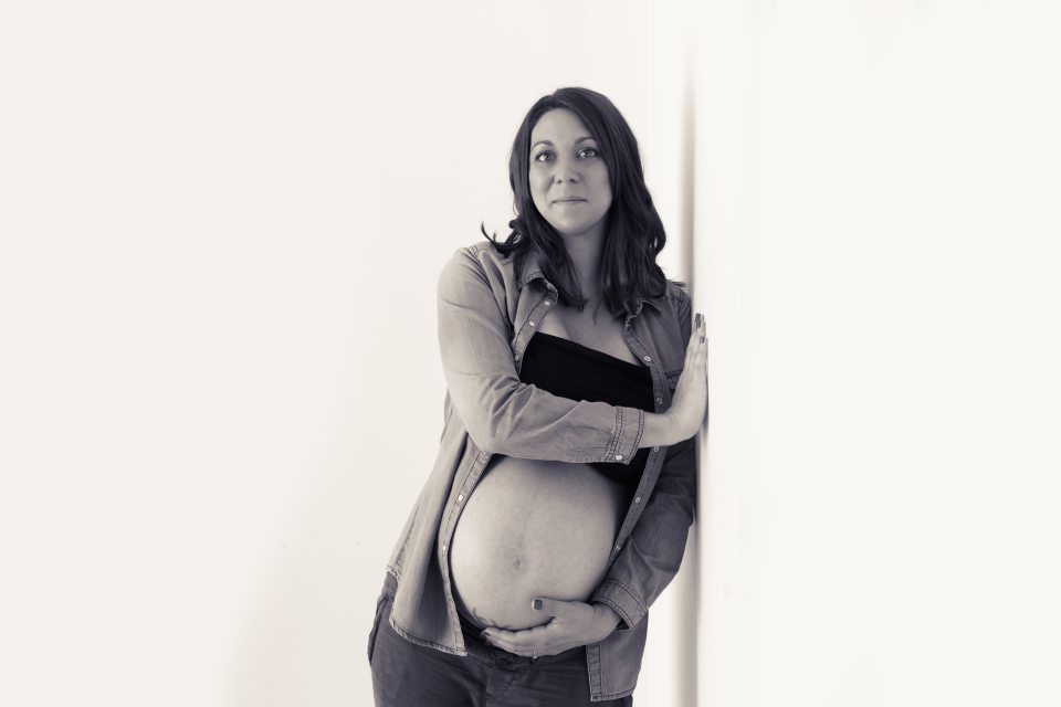 photographe-grossesse-seance-femme-enceinte-studio-tours-entre-nous-photographie-charlotte-015