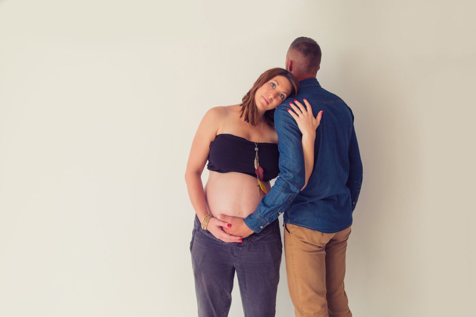 photographe-grossesse-seance-femme-enceinte-studio-tours-entre-nous-photographie-charlotte-023