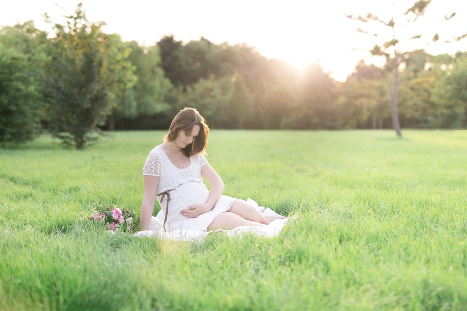 séance photo future maman et femme enceinte en extérieur Entre Nous Photographie