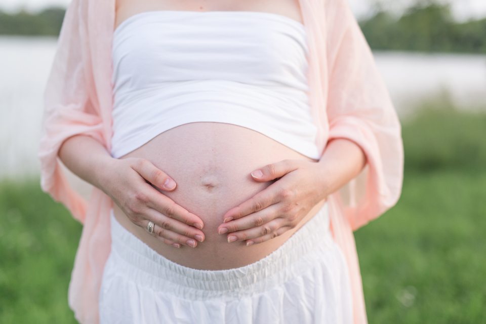 Séance photo maternité en extérieur - Photographe de grossesse à Tours Entre Nous Photographie