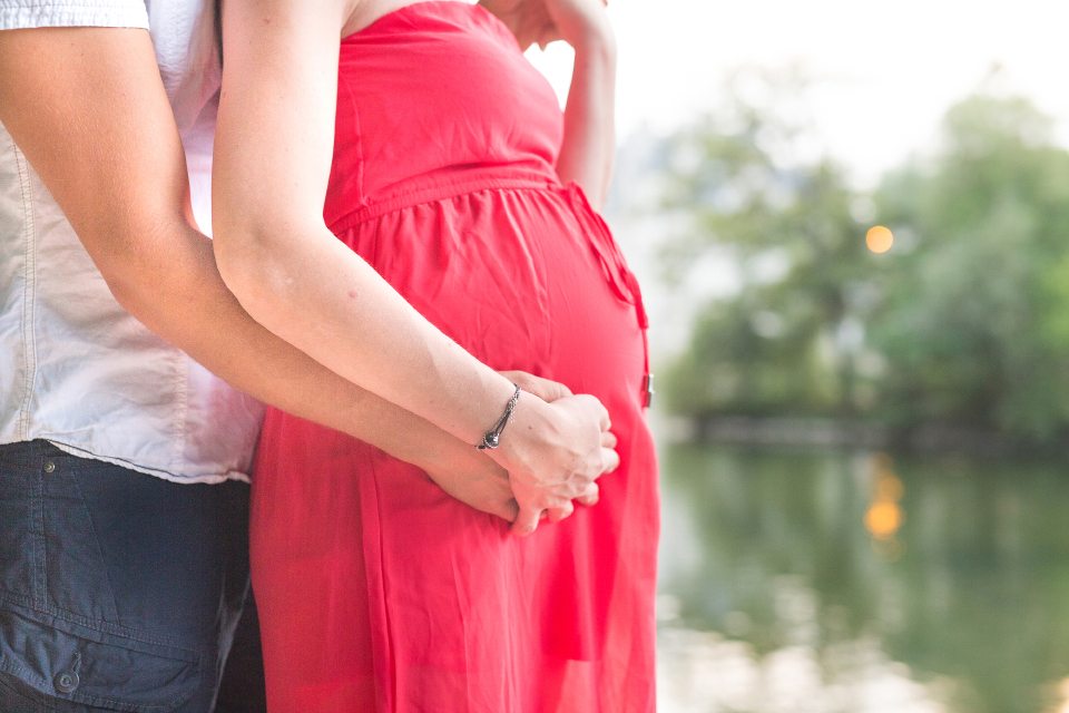 Séance photo femme enceinte en extérieur - Photographe grossesse tours