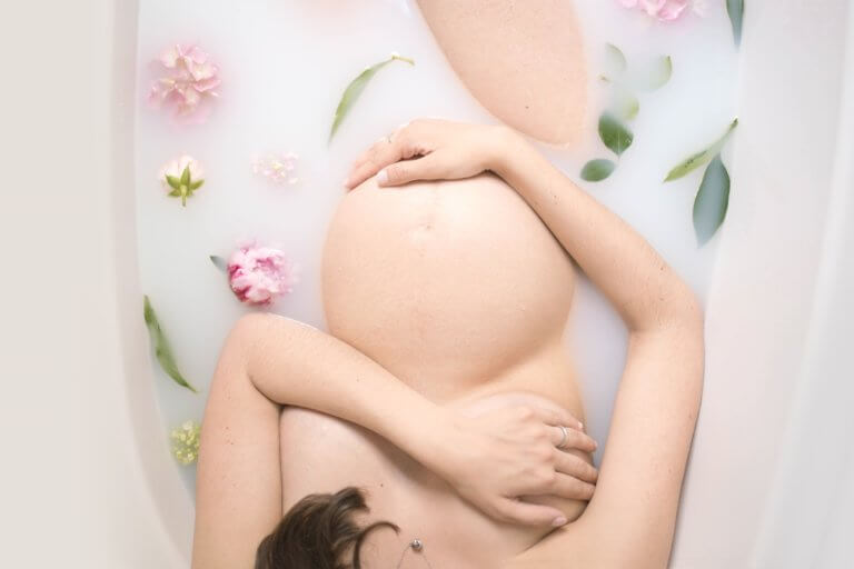 Photographe Tours - Séance photo grossesse bain de lait - Milkbath Entre Nous Photographie