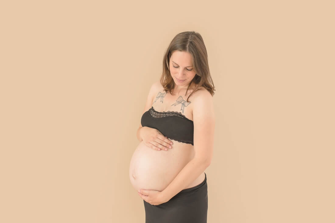 Photos de maternité - photographe grossesse en studio à tours