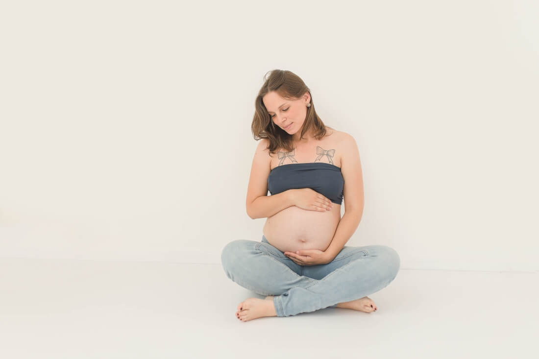 Magnifique future maman - Séance photo grossesse en studio à Tours - Entre Nous Photographie